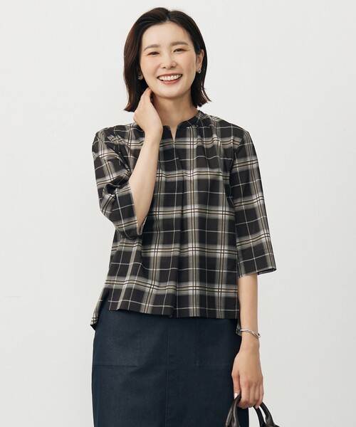 J.PRESS Ladies(J.プレス レディス)の「【WEB限定カラーあり・洗える】SOFT SHEER チェック キーネック ブラウス(シャツ/ブラウス・レディース・ブラウン系3/ネイビー系3/グレー系3・XS)」の1枚目の写真