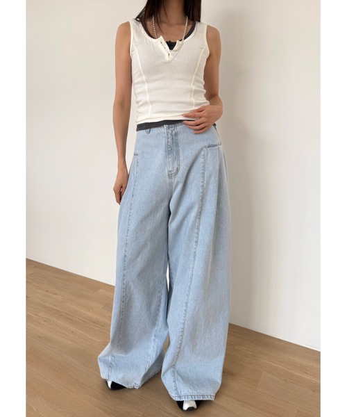 Didot.showroom（ディドット ショールーム）の「サイドタックワイドデニムパンツ（デニムパンツ・レディース・ホワイト/ライトブルー・S/M/L）」の4枚目の写真