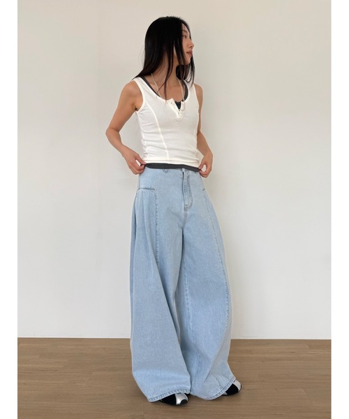 Didot.showroom（ディドット ショールーム）の「サイドタックワイドデニムパンツ（デニムパンツ・レディース・ホワイト/ライトブルー・S/M/L）」の7枚目の写真