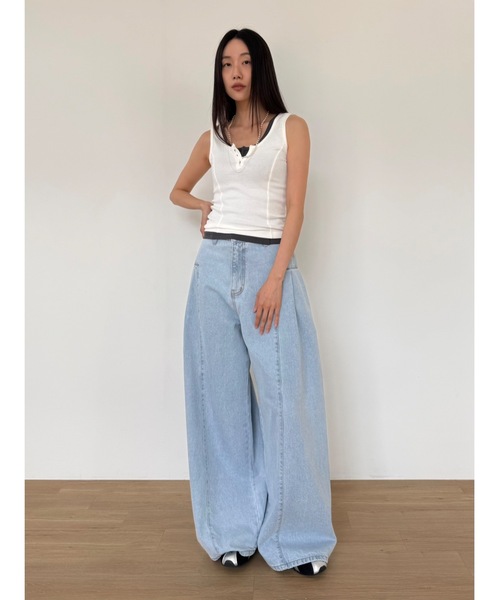 Didot.showroom（ディドット ショールーム）の「サイドタックワイドデニムパンツ（デニムパンツ・レディース・ホワイト/ライトブルー・S/M/L）」の6枚目の写真
