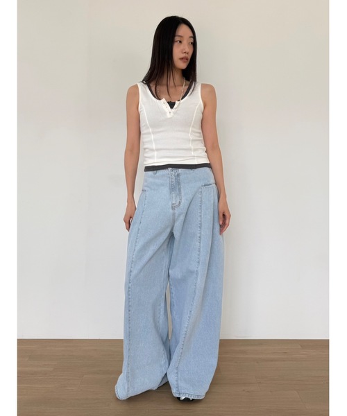 Didot.showroom（ディドット ショールーム）の「サイドタックワイドデニムパンツ（デニムパンツ・レディース・ホワイト/ライトブルー・S/M/L）」の5枚目の写真
