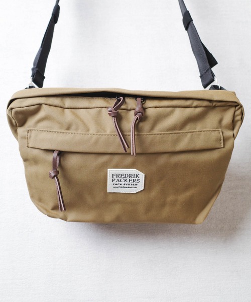 FREDRIK PACKERS(フレドリックパッカーズ)の「【FREDRIK PACKERS】500D FUNNY PACK 500デニール ファニー パック メッセンジャーバッグ(ショルダーバッグ・レディース・ブラック/ダークベージュ・FREE)」の16枚目の写真