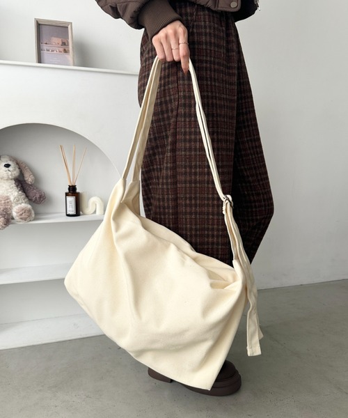 wears(ウェアーズ)の「ダブルベルトキャンバス2WAYショルダーバッグ(ショルダーバッグ・レディース・アイボリー/ブラック/カーキ/ライトベージュ/オリーブ/ブラック系その他・FREE)」の9枚目の写真