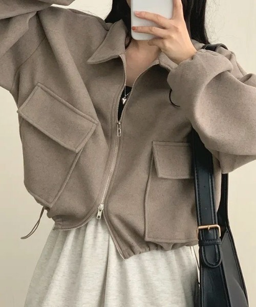 Mejoul（メジュール）の「ボリュームスリーブポケット付きダブルジップジャケット（ブルゾン・レディース・アイボリー/ブラック/ベージュ・M/L）」の3枚目の写真