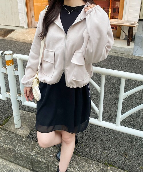 Mejoul（メジュール）の「ボリュームスリーブポケット付きダブルジップジャケット（ブルゾン・レディース・アイボリー/ブラック/ベージュ・M/L）」の5枚目の写真