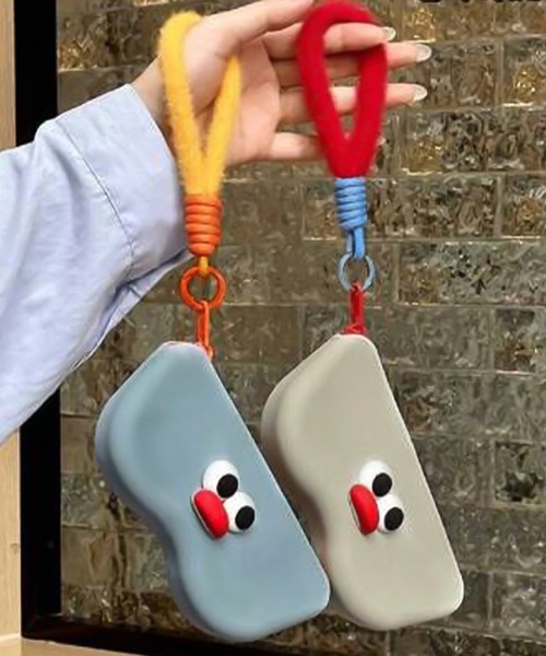 DiamondHearts（ダイヤモンドハーツ）の「もふもふストラップ付き フェイスモチーフシリコンメガネケース（メガネ・レディース・ライトブルー/グレー・FREE）」の3枚目の写真