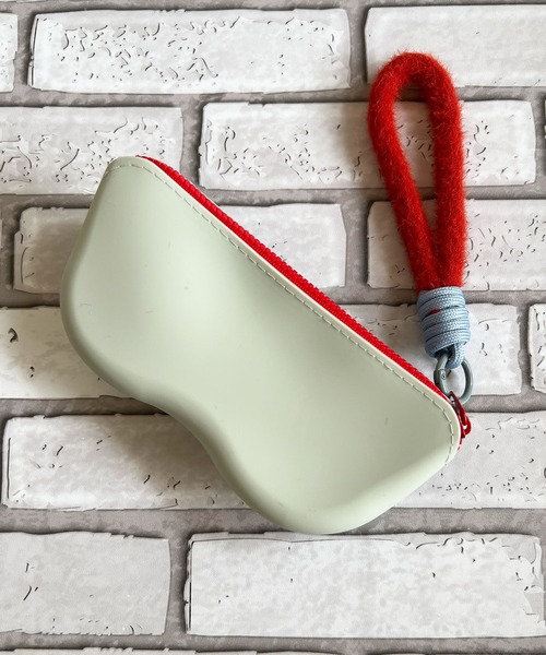 DiamondHearts（ダイヤモンドハーツ）の「もふもふストラップ付き フェイスモチーフシリコンメガネケース（メガネ・レディース・ライトブルー/グレー・FREE）」の6枚目の写真