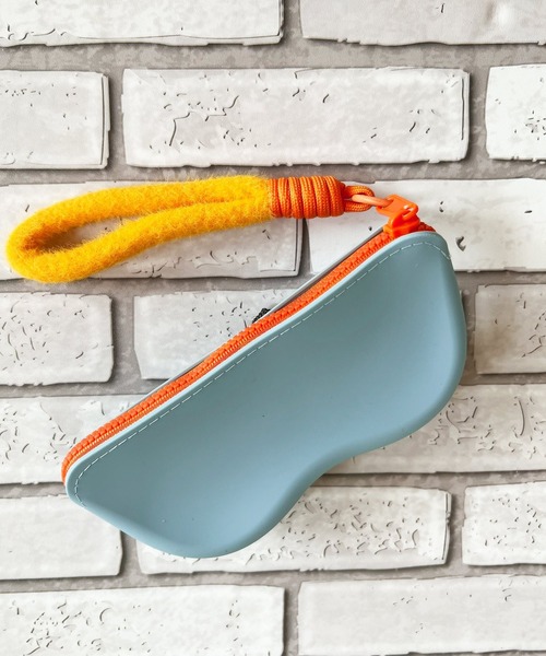 DiamondHearts（ダイヤモンドハーツ）の「もふもふストラップ付き フェイスモチーフシリコンメガネケース（メガネ・レディース・ライトブルー/グレー・FREE）」の8枚目の写真