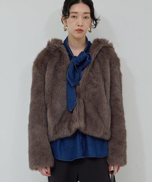 GALLARDAGALANTE（ガリャルダガランテ）の「エコファーフーディーブルゾン（ベスト・レディース・ベージュ/グレー・FREE）」の3枚目の写真