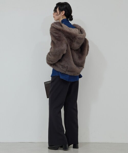 GALLARDAGALANTE（ガリャルダガランテ）の「エコファーフーディーブルゾン（ベスト・レディース・ベージュ/グレー・FREE）」の9枚目の写真