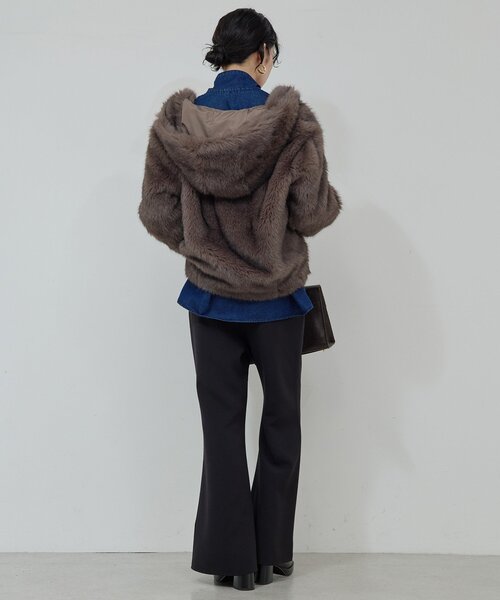 GALLARDAGALANTE（ガリャルダガランテ）の「エコファーフーディーブルゾン（ベスト・レディース・ベージュ/グレー・FREE）」の10枚目の写真