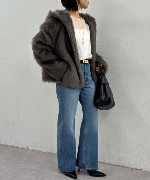 GALLARDAGALANTE（ガリャルダガランテ）の「エコファーフーディーブルゾン（ベスト・レディース・ベージュ/グレー・FREE）」の12枚目の写真