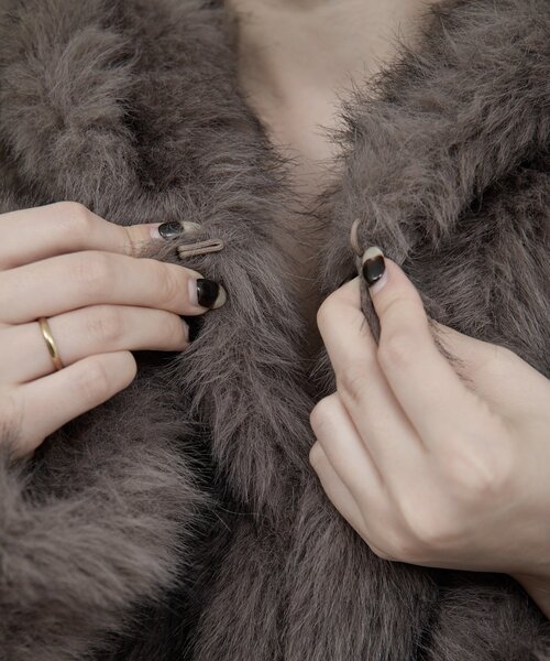 GALLARDAGALANTE（ガリャルダガランテ）の「エコファーフーディーブルゾン（ベスト・レディース・ベージュ/グレー・FREE）」の18枚目の写真