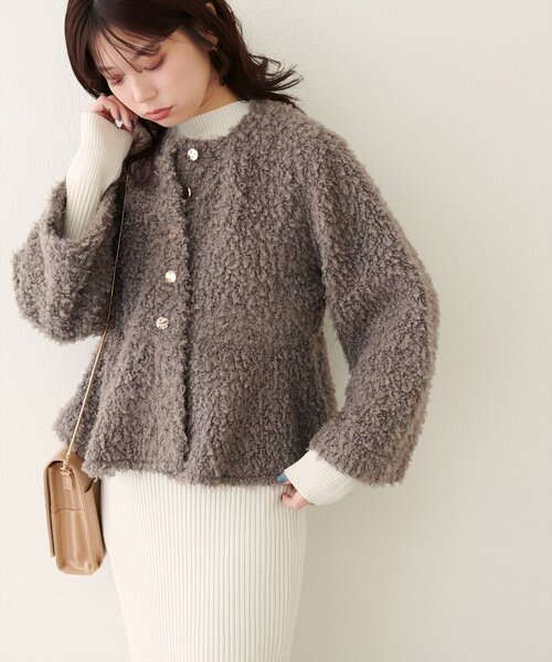 natural couture(ナチュラルクチュール)の「ペプラムボアカーディガン(ノーカラージャケット・レディース・モカ/アイボリー/グレイッシュベージュ・FREE)」の3枚目の写真