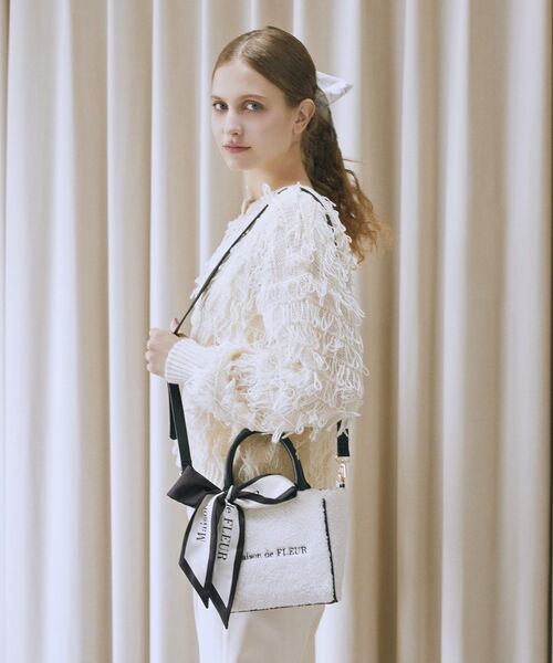 Maison de FLEUR(メゾンドフルール)の「スカーフ付きボア2WaySトートバッグ(トートバッグ・レディース・ブラック/ライトブルー/ピンクベージュ・FREE)」の1枚目の写真