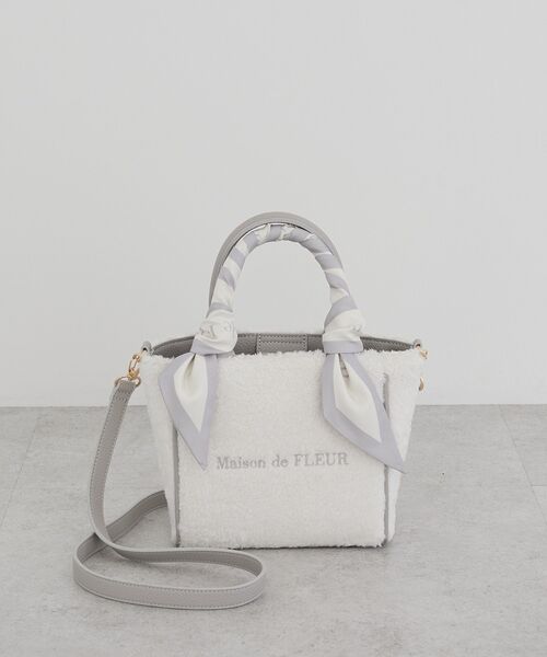 Maison de FLEUR(メゾンドフルール)の「スカーフ付きボア2WaySトートバッグ(トートバッグ・レディース・ブラック/ライトブルー/ピンクベージュ・FREE)」の2枚目の写真