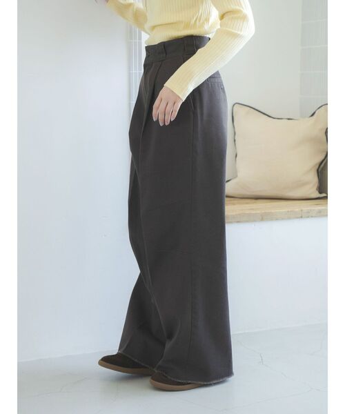 Dickies（ディッキーズ）の「Dickies別注 タックカーブパンツ（その他パンツ・レディース・ベージュ/ブラウン・SMALL/MEDIUM）」の4枚目の写真