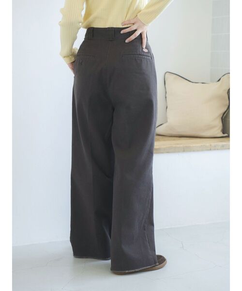 Dickies（ディッキーズ）の「Dickies別注 タックカーブパンツ（その他パンツ・レディース・ベージュ/ブラウン・SMALL/MEDIUM）」の5枚目の写真