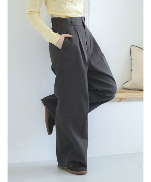 Dickies（ディッキーズ）の「Dickies別注 タックカーブパンツ（その他パンツ・レディース・ベージュ/ブラウン・SMALL/MEDIUM）」の6枚目の写真