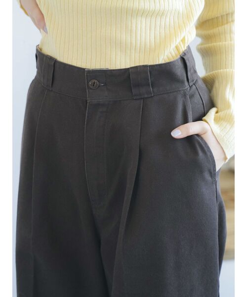 Dickies（ディッキーズ）の「Dickies別注 タックカーブパンツ（その他パンツ・レディース・ベージュ/ブラウン・SMALL/MEDIUM）」の7枚目の写真