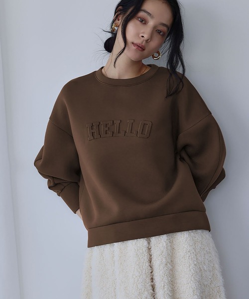ELFRANK(エルフランク)の「エンボス加工 英字 ロゴ ダンボール スウェット プルオーバー トレーナー【洗える】《着用動画あり》(スウェット・レディース・オフホワイト/グレー/チャコールグレー/ブラウン/グリーン/レッド・FREE)」の4枚目の写真