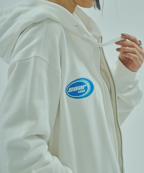 ROSE BUD（ローズバッド）の「PATCH EMBROIDERY ZIP HOODIE（パーカー・レディース・ライトグレー/ホワイト/チャコールグレー・ONE SIZE）」の4枚目の写真