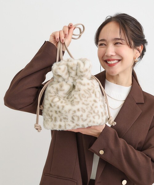 SHOO・LA・RUE（シューラルー）の「フェイクファー巾着ショルダーバッグ（ショルダーバッグ・レディース・ブラウン系その他/アイボリー系3/チャコールグレー/ダークブラウン系3・00）」の4枚目の写真