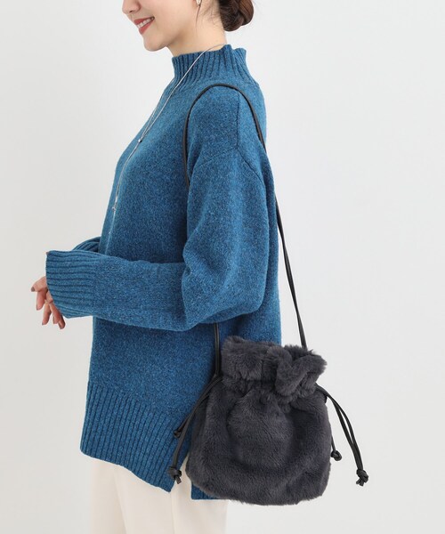 SHOO・LA・RUE（シューラルー）の「フェイクファー巾着ショルダーバッグ（ショルダーバッグ・レディース・ブラウン系その他/アイボリー系3/チャコールグレー/ダークブラウン系3・00）」の5枚目の写真