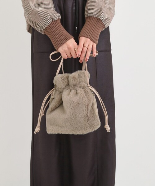 SHOO・LA・RUE（シューラルー）の「フェイクファー巾着ショルダーバッグ（ショルダーバッグ・レディース・ブラウン系その他/アイボリー系3/チャコールグレー/ダークブラウン系3・00）」の7枚目の写真