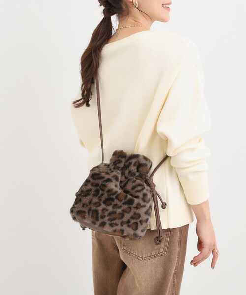 SHOO・LA・RUE（シューラルー）の「フェイクファー巾着ショルダーバッグ（ショルダーバッグ・レディース・ブラウン系その他/アイボリー系3/チャコールグレー/ダークブラウン系3・00）」の9枚目の写真