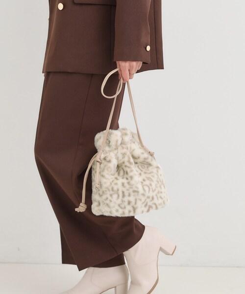 SHOO・LA・RUE（シューラルー）の「フェイクファー巾着ショルダーバッグ（ショルダーバッグ・レディース・ブラウン系その他/アイボリー系3/チャコールグレー/ダークブラウン系3・00）」の11枚目の写真