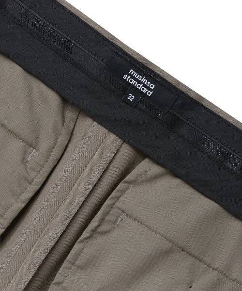 MUSINSA STANDARD(ムシンサスタンダード)の「セミブーツカット隠しバンディングスラックス【ダスティベージュ】(スラックス・メンズ・その他・38/42/26/27/28/29/40)」の6枚目の写真