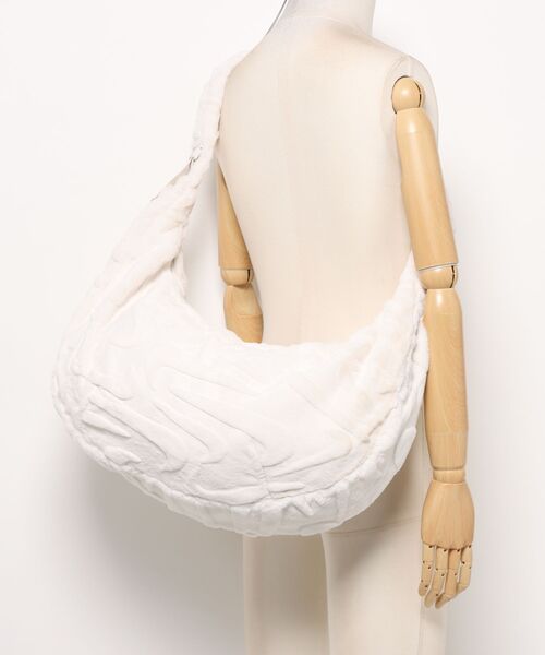 NIKE(ナイキ)の「【NIKE】FX FUR SLOUCHY BAG(ハンドバッグ・レディース・ホワイト・F)」の5枚目の写真
