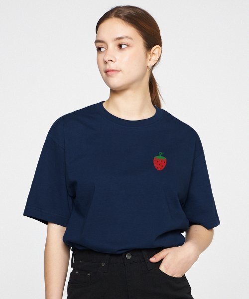 GRAVER（グレーバー）の「[ユニセックス]スモールストロベリーロゴ半袖Tシャツ_ネイビー（Tシャツ/カットソー・レディース・ネイビー・SMALL/LARGE/MEDIUM）」の2枚目の写真