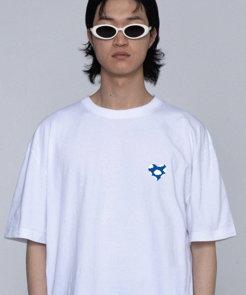 GRAVER（グレーバー）の「[ユニセックス]ブルーハートクラウドスマイル半袖Tシャツ_ホワイト（Tシャツ/カットソー・レディース・ホワイト・X-LARGE/SMALL/MEDIUM/LARGE）」の2枚目の写真