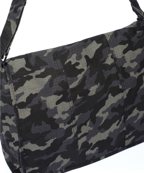 IDWS(アイドンワナセル)の「Mega Flap Cross Bag Dark Multi(メッセンジャーバッグ・レディース・その他・OS)」の7枚目の写真