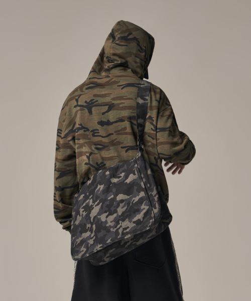 IDWS(アイドンワナセル)の「Mega Flap Cross Bag Dark Multi(メッセンジャーバッグ・レディース・その他・OS)」の4枚目の写真