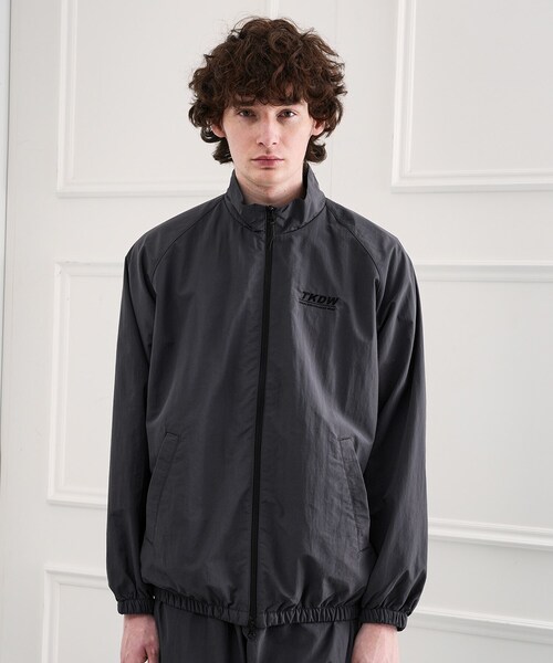 TAKEO KIKUCHI（タケオキクチ）の「TKDWトレーニングブルゾン（ブルゾン・メンズ・チャコールグレー/ブラック・02/03）」の4枚目の写真