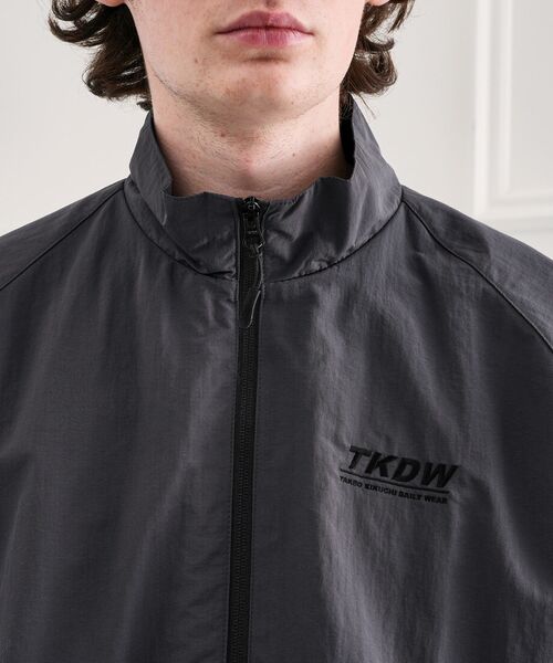 TAKEO KIKUCHI（タケオキクチ）の「TKDWトレーニングブルゾン（ブルゾン・メンズ・チャコールグレー/ブラック・02/03）」の7枚目の写真