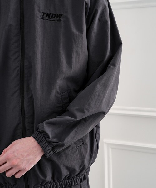 TAKEO KIKUCHI（タケオキクチ）の「TKDWトレーニングブルゾン（ブルゾン・メンズ・チャコールグレー/ブラック・02/03）」の8枚目の写真