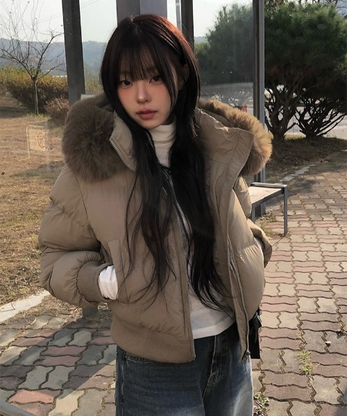 フェイクファーフード付きスリムショートダウンジャケット（ダウン