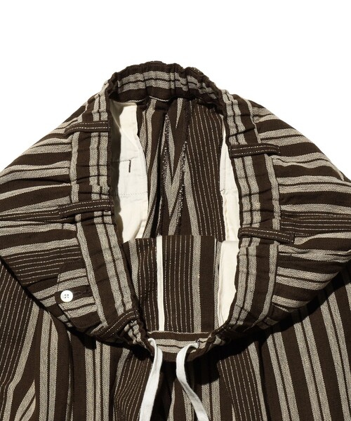 BEAMS PLUS(ビームスプラス)の「2 Pleats Relax Trousers Indian Oxford Stripe(その他パンツ・メンズ・ベージュ/ブラウン・L/S/M)」の18枚目の写真