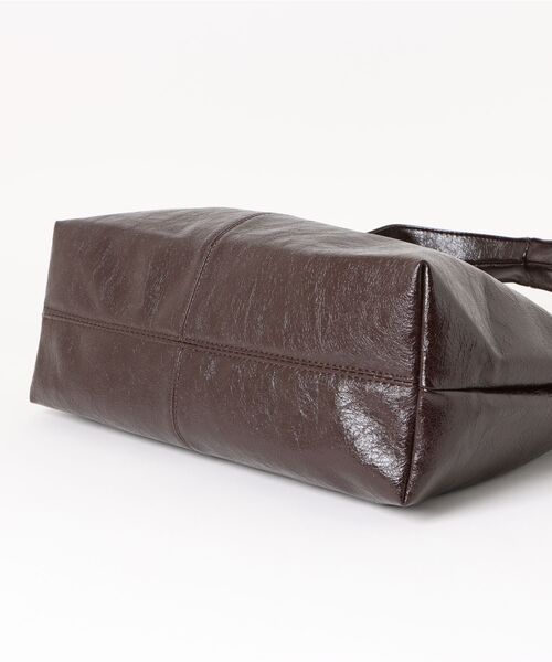 Chikashitsu +(チカシツプラス)の「【Chikashitsu +】triangle coating bag / 【チカシツプラス】トライアングルコーティングバッグ(ショルダーバッグ・メンズ・ブラック/ブラウン・ONE SIZE)」の17枚目の写真