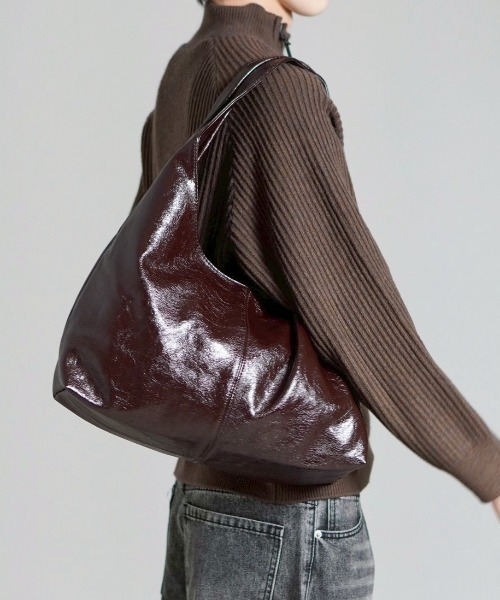 Chikashitsu +(チカシツプラス)の「【Chikashitsu +】triangle coating bag / 【チカシツプラス】トライアングルコーティングバッグ(ショルダーバッグ・メンズ・ブラック/ブラウン・ONE SIZE)」の2枚目の写真