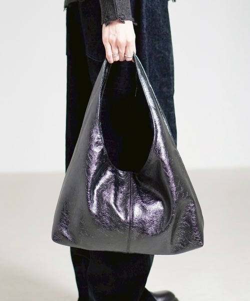 Chikashitsu +(チカシツプラス)の「【Chikashitsu +】triangle coating bag / 【チカシツプラス】トライアングルコーティングバッグ(ショルダーバッグ・メンズ・ブラック/ブラウン・ONE SIZE)」の7枚目の写真