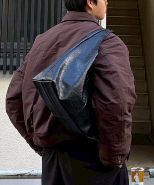 Chikashitsu +(チカシツプラス)の「【Chikashitsu +】triangle coating bag / 【チカシツプラス】トライアングルコーティングバッグ(ショルダーバッグ・メンズ・ブラック/ブラウン・ONE SIZE)」の5枚目の写真