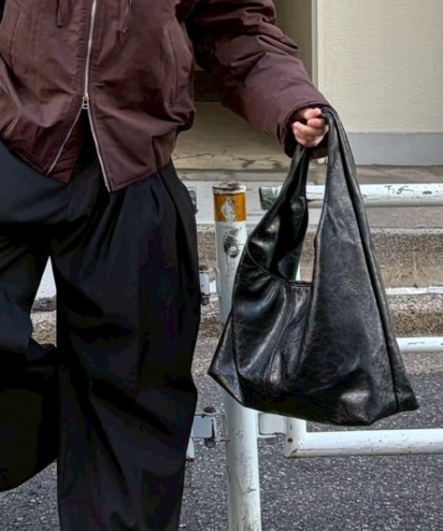 Chikashitsu +(チカシツプラス)の「【Chikashitsu +】triangle coating bag / 【チカシツプラス】トライアングルコーティングバッグ(ショルダーバッグ・メンズ・ブラック/ブラウン・ONE SIZE)」の3枚目の写真