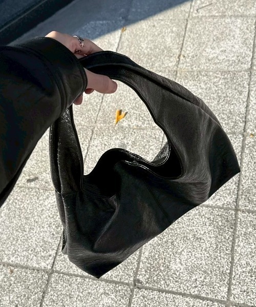 Chikashitsu +(チカシツプラス)の「【Chikashitsu +】triangle coating bag / 【チカシツプラス】トライアングルコーティングバッグ(ショルダーバッグ・メンズ・ブラック/ブラウン・ONE SIZE)」の20枚目の写真