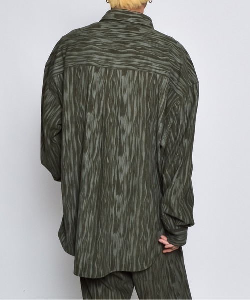 DOUBLE STEAL（ダブルスティール）の「DSムラプリントコーデュロイオーバーサイズシャツ（シャツ/ブラウス・メンズ・カーキ/グレイッシュベージュ/ブラック・LARGE/MEDIUM/SMALL）」の18枚目の写真