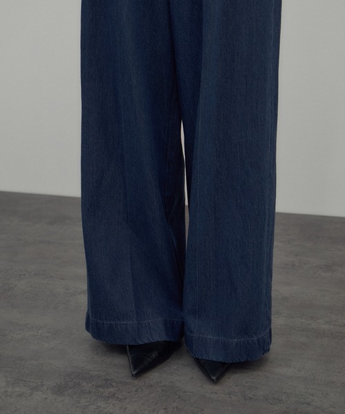 SALON adam et rope'（サロン アダム エ ロペ）の「デニムSTYLE UP TACK PANTS（デニムパンツ・レディース・ブルー系その他2・M/S）」の11枚目の写真